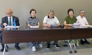 会見を開く「新潟県私学の公費助成をすすめる会」のメンバー=8月9日、新潟県庁