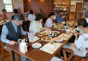三和区の魅力を伝える拠点としてオープンした「さんわWell」のレストラン=上越市三和区大