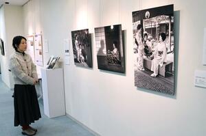 往時の古町の様子を写真や絵はがきで振り返る展覧会＝１１日、新潟市中央区笹口１