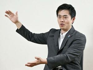 　インタビューに答える日本維新の会の吉村代表