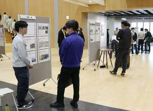 三条市立大学の学生が産学連携実習の成果を発表した報告会=三条市上須頃