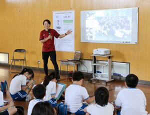 夢をかなえるために自身の経験を語った山崎まりさん=上越市上雲寺