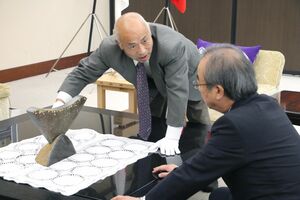 花角英世知事に作品「バード」を説明する佐藤賢太郎さん(左)=新潟県庁
