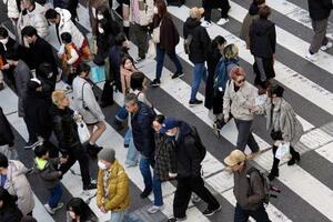 大阪・梅田の交差点を行き交う人たち=31日午後