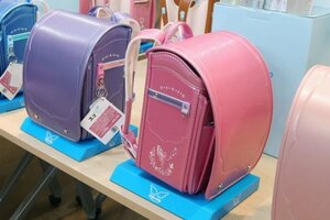 「天使のはね」ブランドで知られるセイバンのランドセル展示会=4月27日、新潟市東区卸新町2のNOCプラザ