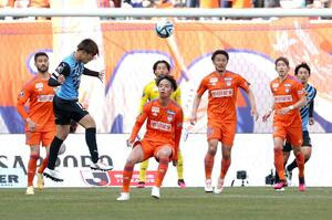 前半、ゴール前で懸命に守る新潟の選手＝ビッグスワン