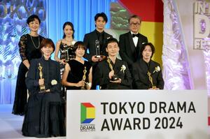 「東京ドラマアウォード2024」の授賞式で、写真に納まる主演男優賞の草彅剛さん(前列右から2人目)ら=10月28日、東京都港区