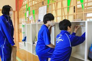 棚の利便性向上へ、棒を取り付ける「ものづくり・PC部」の部員たち=燕市道金