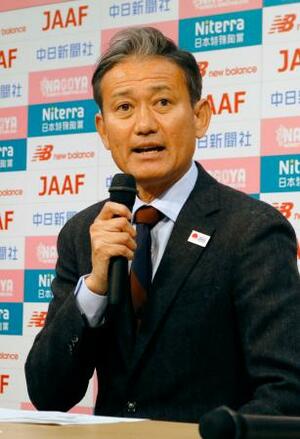 　名古屋ウィメンズマラソンの招待選手を発表し、記者会見する日本陸連の高岡寿成シニアディレクター＝１７日、名古屋市