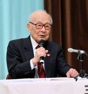 　「核兵器禁止条約」の批准を求める集会であいさつする被団協の田中熙巳代表委員＝２１日午後、東京都千代田区