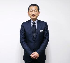 「カレーやピザ、アイスの上にのせてもおいしいです」と話すマルトモの土居幹治さん=愛媛県伊予市