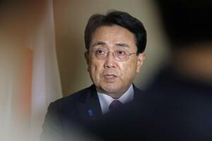 記者団の取材に応じる赤沢経済再生相=13日、ワシントン