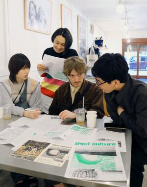 入稿前の原稿を確認する(右から)熊倉幸大さん、ケーラン・ハローズさん、井田優之介さん、utsugiさん=加茂市穀町