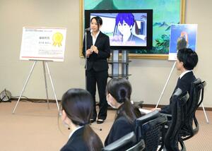 絵コンテが最優秀賞に選ばれ、制作した交通安全の動画などについて説明する五十嵐美月さん=新潟県庁