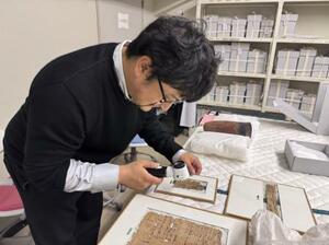 古代文字の資料を調べる宮川創さん(本人提供)