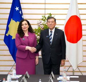 会談前に、コソボのオスマニサドリウ大統領(左)と握手する石破首相=13日午前、首相官邸
