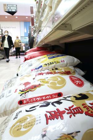 マルイ小針店に並ぶ県産コシヒカリの新米=新潟市西区