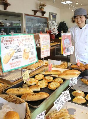 注目を集める背脂ラーメンパンを紹介する田村かおりさん=燕市東太田