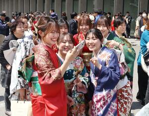 出席者が旧友との再会を喜んだ十日町市の式典=十日町市本町1