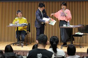 絵本作家の市原淳さんと声優かかずゆみさんが子育てをテーマに自らの経験などを語ったトークショー=2月23日、新潟市中央区万代3