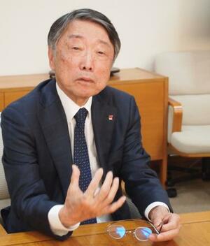 南日本放送の社長、会長を歴任した中村耕治さん。「みんなが見たいものより、伝えなきゃいけないことを伝えるのが、ジャーナリズムの基本ですよね」と語る=2025年4月、鹿児島市のMBC