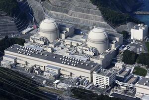 関西電力大飯原発の3号機(右)と4号機=福井県おおい町