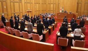県警科捜研の元職員によるDNA型鑑定不正を巡り、決議案を採決する佐賀県議会=2日午前