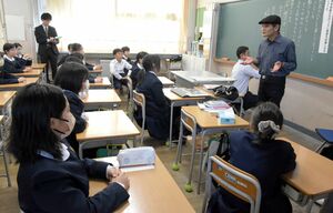 新潟水俣病患者と接してきた活動を語る旗野秀人さん(右)=上越市東本町2