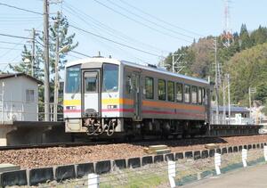 姫川駅に停車する大糸線の車両＝糸魚川市
