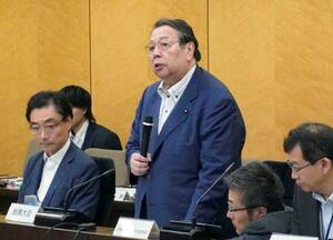 総務省の検討会で発言する村上総務相=27日午前、東京都千代田区