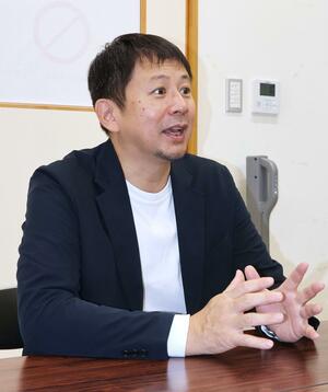 今後の展望を語る中川雄二郎さん＝南魚沼市役所