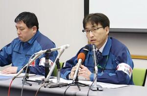 東京電力柏崎刈羽原発６号機の今後の起動工程などを説明する菊川浩ユニット所長＝１９日、柏崎刈羽原発