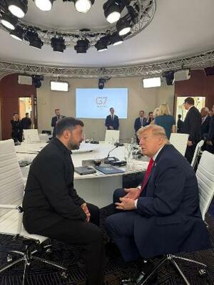 トランプ米大統領(右)と話すウクライナのゼレンスキー大統領=16日、フランス東部エビアン(ウクライナ大統領府提供・共同)