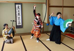稽古で髙橋育世さん(左)の演奏に舞を合わせる神田真由美さん。右は舞を指導する遠藤都美桜さん=新潟市中央区(髙橋さん提供)