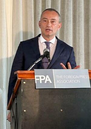 記者会見するパレスチナ自治区ガザの暫定統治機関「平和評議会」のガザ上級代表、ムラデノフ氏=13日、エルサレム(共同)