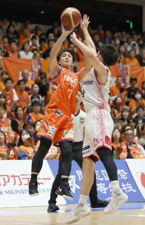 新潟-八王子 第2クオーター 新潟の五十嵐圭がシュートを決める=アオーレ長岡(長岡支社・芳本卓也)
