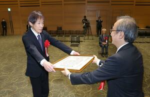 県経済振興賞の表彰を受ける尾畑酒造の平島健社長(左)=3日、新潟市中央区