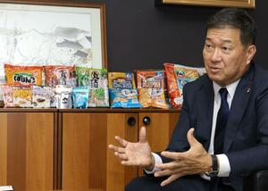 三幸製菓の工場火災を受けた安全への対応や、海外戦略などについて語る牛膓栄一新社長=新潟市北区