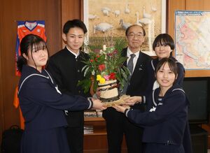 手作りの門松を加藤博幸市長に贈った京ケ瀬中生徒会のメンバー＝２３日、阿賀野市役所