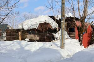 雪の重みで倒壊したとみられる住宅＝１３日、十日町市新宮甲