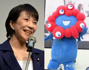 高市早苗総裁(2015年撮影)&ミャクミャク(C)ORICON-NewS-inc