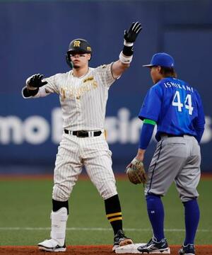 1回、先制二塁打を放ちポーズをとる阪神・佐藤(左)=京セラドーム