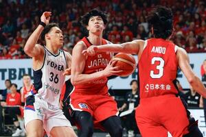 日本―韓国 第2クオーター、攻め込む渡辺雄(中央)=沖縄サントリーアリーナ