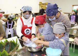 笹団子作りを体験する家族＝１１月３０日、長岡市寺泊竹森