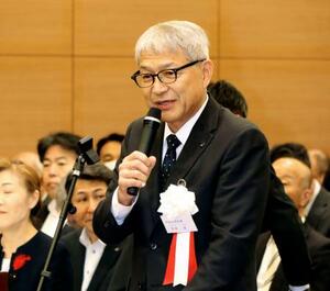 半島振興対策促進大会で、あいさつする和歌山県の宮崎泉知事=29日午後、東京都千代田区