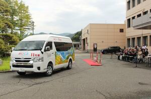 郊外地域での運行が始まった「あいくる」の車両=1日、柏崎市西山町池浦