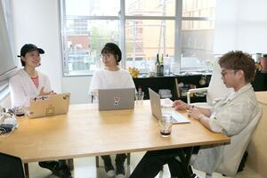 「にいがたまちあそび学校KAIKOU!」のセッションに向けて話し合うコミュニケーターの3人。左から金澤李花子さん、原田智子さん、後藤寛勝さん=新潟市中央区西堀通6