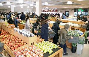 リニューアルオープン初日、多くの客でにぎわった「とんとん市場松崎店」=2月9日、新潟市東区
