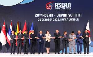 日ASEAN首脳会議で各国首脳らと写真に納まる高市首相(中央)=26日、マレーシア・クアラルンプール(代表撮影・共同)