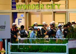 商業施設に集まった警察官や消防隊員ら=8日午後6時51分、名古屋市西区